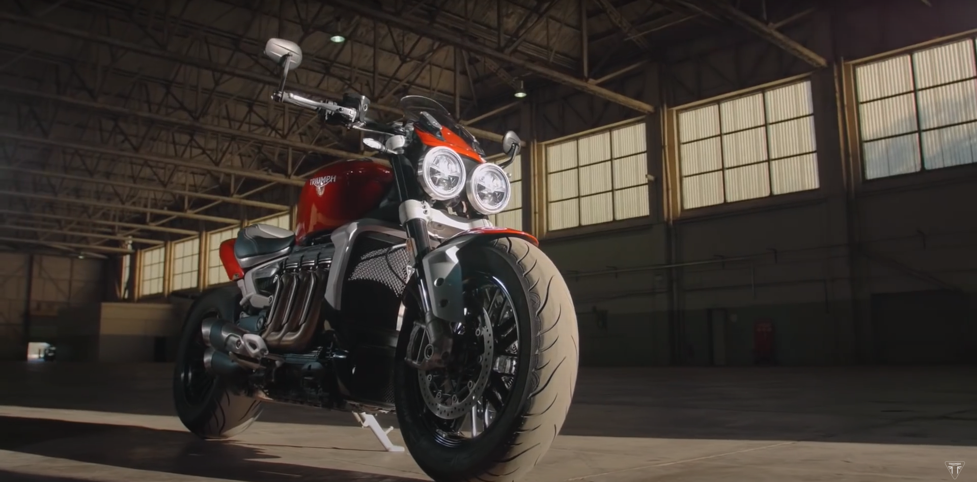ROCKET 3 R這次要挑戰當年BMW S1000RR經典的抽桌巾特技